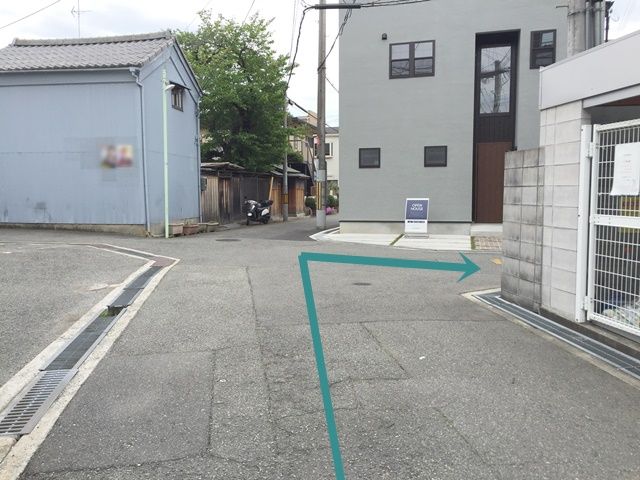 【道順5】右折した地点から50m程進んだ先にある十字路で「右折」してください。