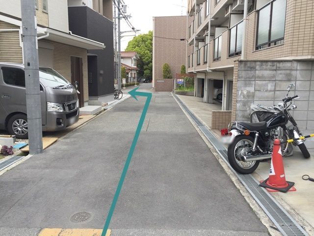 【道順7】十字路を右折後、直進して突き当りを「左折」してください。