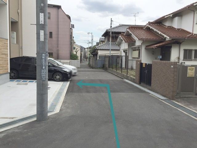 【道順8】左折後、すぐ「左手」にご利用駐車場がございます。区画図等もご確認いただき、ご予約されたスペースに駐車してください。