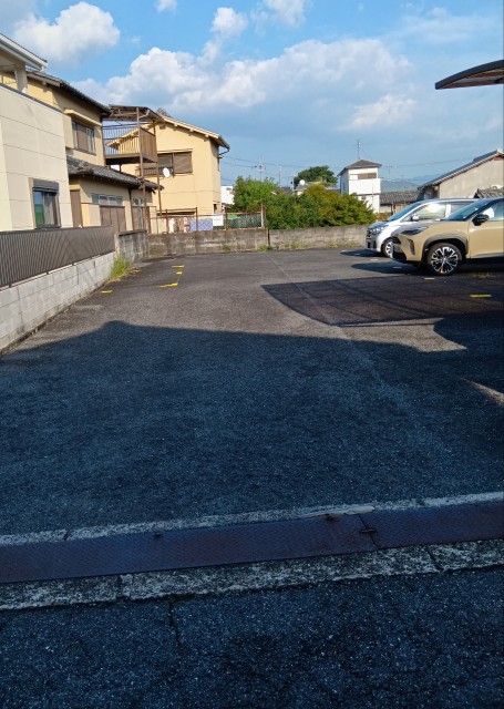 藤原町１―６横の道入る　駐車スペースA.B.Cの駐車場写真