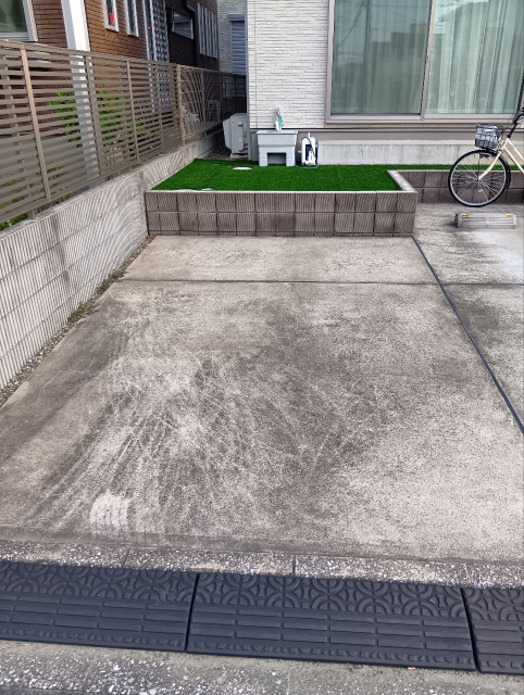 自宅駐車場　臼田家の駐車場写真