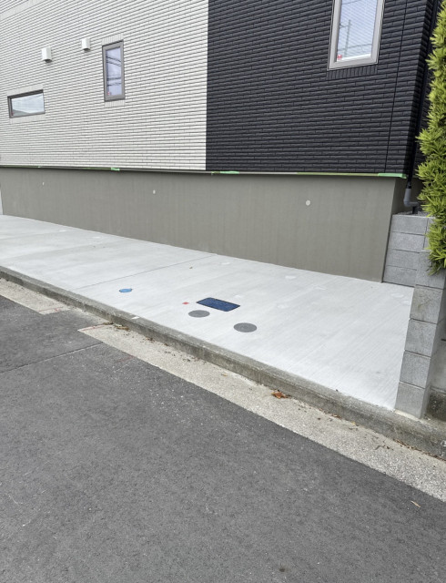 東朝比奈２丁目　⚠️隣の家側の駐車場写真