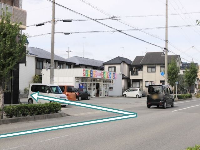 コインランドリーの手前を左折し、次の角を左折し直進。