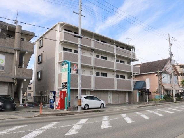 兵庫県立明石南高校の前の道路を西に進むと、左手にマンション「ヴェルジーネ」が見えます。この建物の裏側に駐車場があります。