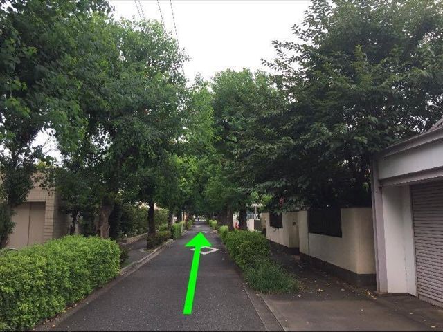 【順路2】右折後、直進します。右手に駐車場がみえてきます