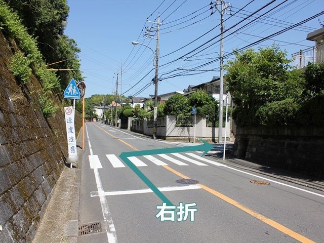 【道順1】掲載している駐車場周辺マップの写真の赤い★の場所です。こちらの角を右折してください。