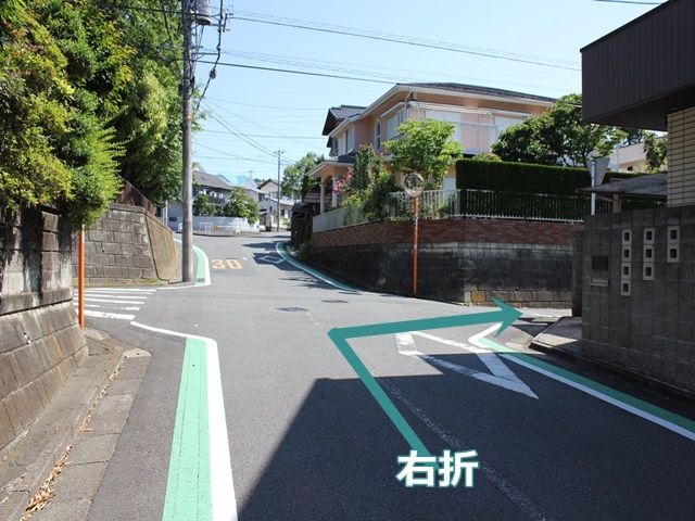 【道順3】2回目の角を曲がる直前の風景です。十字路を「右折」します。