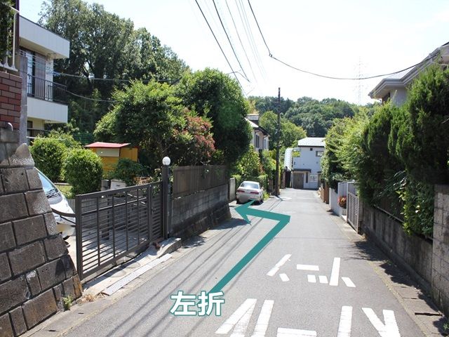【道順4】2回目の角を「右折」したら、すぐに「左折」します。スクールゾーンなので徐行して下さい。