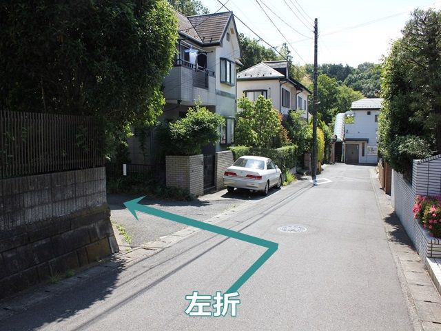 【道順5】左折する直前の風景です。矢印方向に「左折」してください。