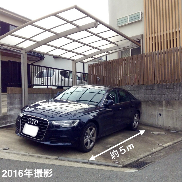 丘の上の屋根付き駐車場の駐車場写真