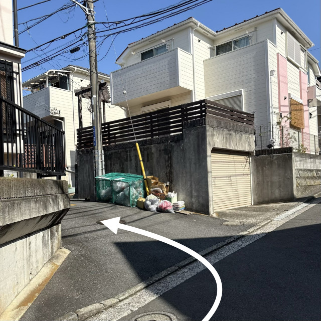 丘の上の屋根付き駐車場の駐車場写真