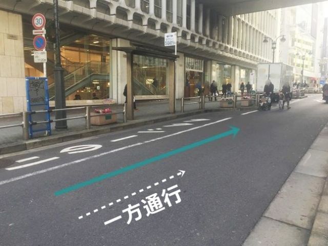 【道順2】一方通行の道になります。歩行者等に気を付けてお進みください。