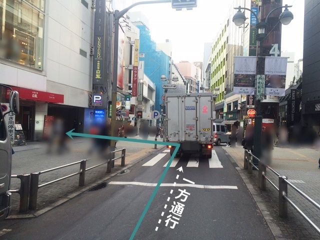 【道順4】「FOREVER21」(現在閉店)を過ぎてすぐ左側に駐車場出入口があります。歩行者に気を付けて「左折」してください。