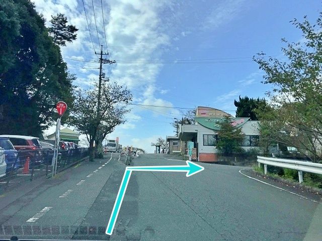 しばらく道なりに進み、お土産屋さんの手前を右折します