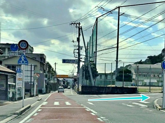 尾道市立長江中学校体育館の手前で右折します