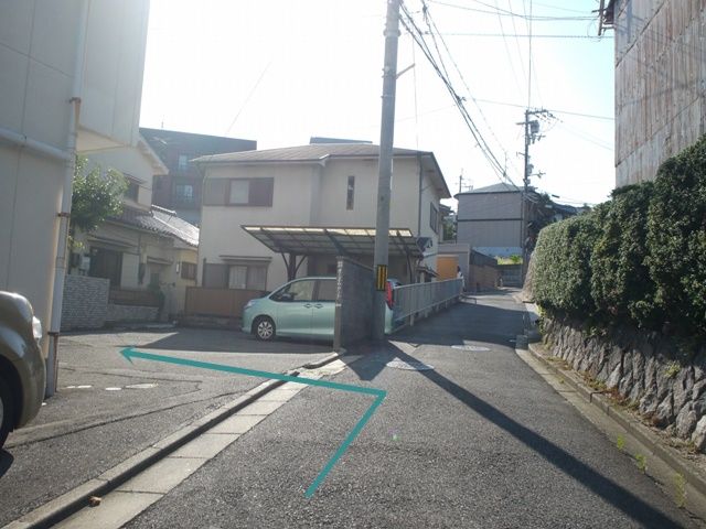 直進後左側に当駐車場がございます。※敷地内は徐行願います※