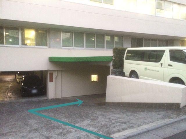 スロープを降りて右側にご利用駐車場がございます。