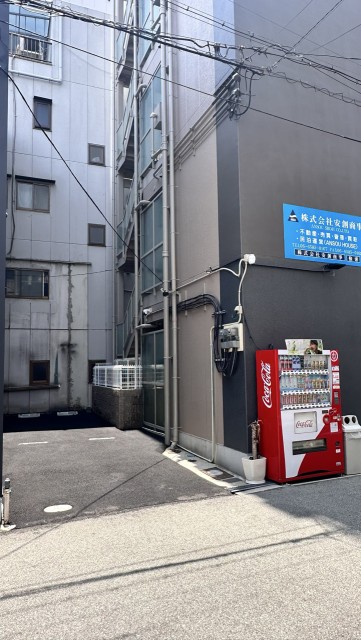 千代崎1丁目16-12駐車場 室外照明と防犯カメラ付きの駐車場写真