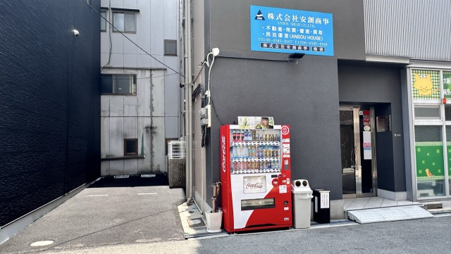 千代崎1丁目16-12駐車場 室外照明と防犯カメラ付きの駐車場写真