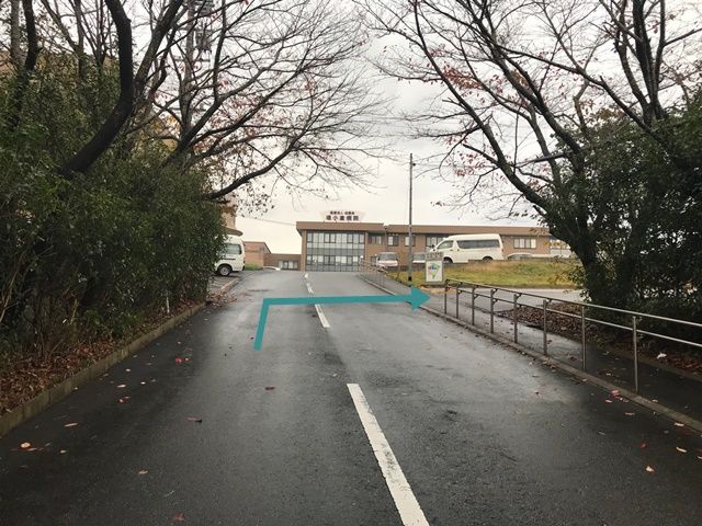 1.全体写真の入口から直進していただき、矢印に沿って「右折」してください