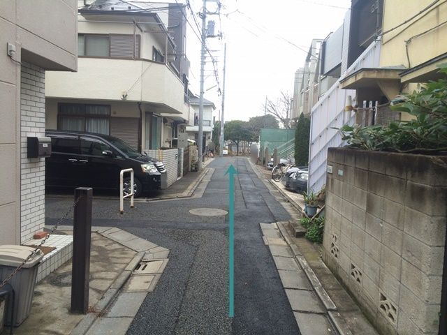 【道順1】世田谷通りを「三軒茶屋交差点」から「太子堂四丁目交差点」方面へ「西」に進み、2つ目の信号を過ぎたあと、3つ目の角を「右折」し、直進してください。