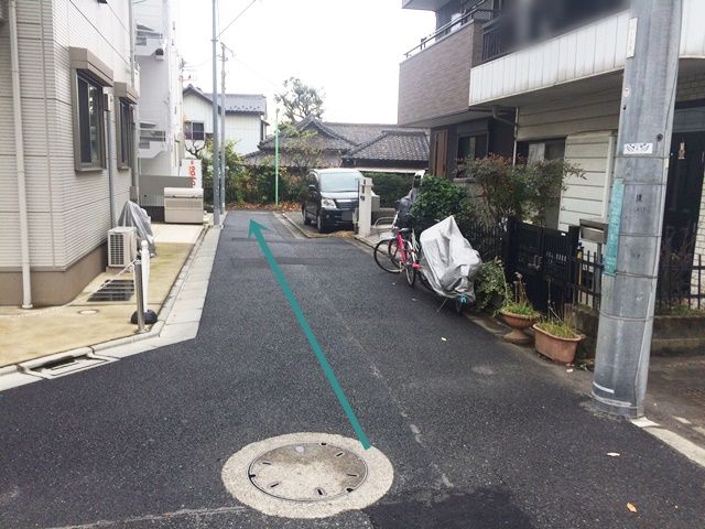 【道順3】突き当り左手前にご利用駐車場があります。