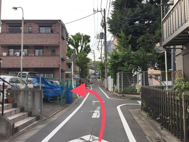 右手に雑司が谷幼稚園が見えたら、その向かい側が当駐車場です。