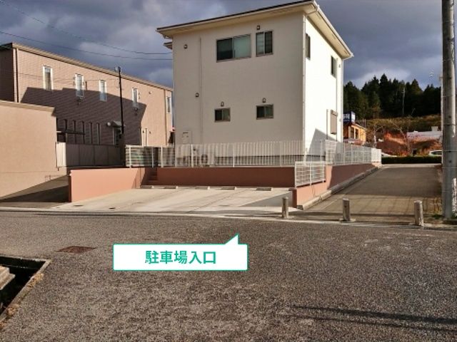 神戸市北区上津台1-4-3 白色建物前の駐車場写真