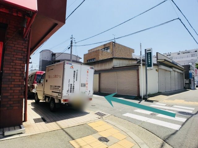 烏丸通より、「京都市南烏丸市営住宅2棟」を東へ左折。