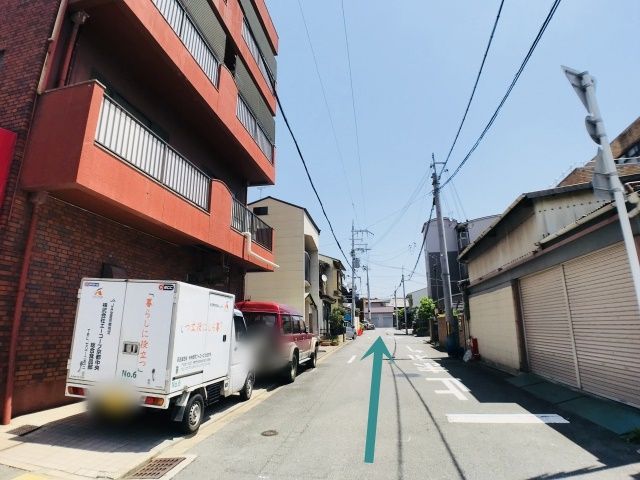 左折後、直進。突き当りを北へ左折。