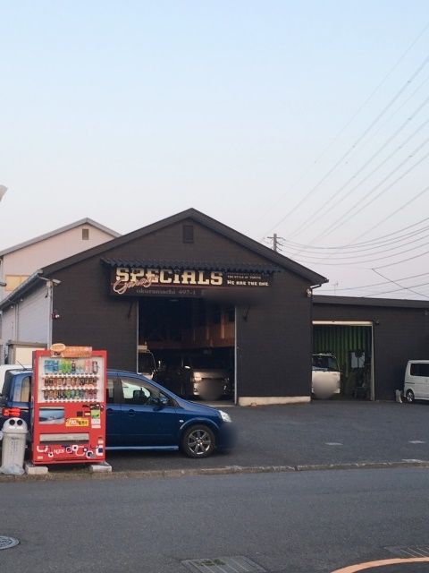 板金工場の正面の道(西側)へ進入し、直進すると左手に当駐車場がございます。