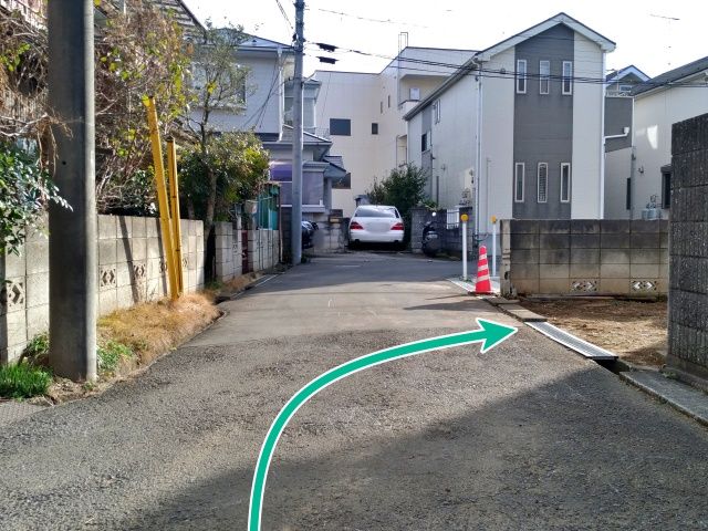 駐車場入り口(反対側)