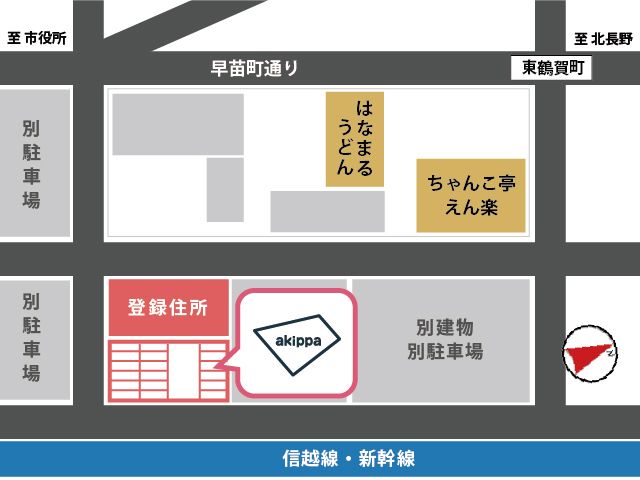登録住所との位置関係にご注意ください。建物の裏手、線路側にある駐車場です。