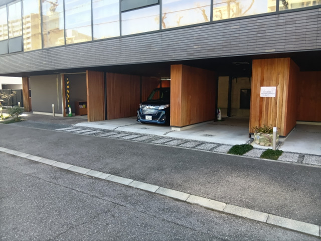 夜間用17時〜9時まで【新開地駅徒歩１分屋根付！】お寺(妙法華院）の駐車場0〜9時用の駐車場写真