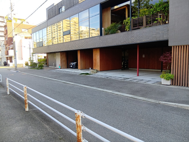 夜間用深夜24時〜朝9時まで【新開地駅徒歩１分屋根付】お寺(妙法華院）駐車場陸6番の駐車場写真