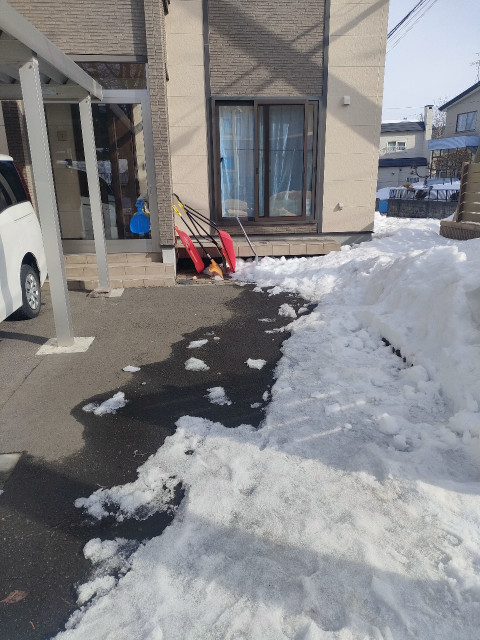 月寒東四条16丁目13番　プレミストドーム徒歩23分　屋根付き1台　青空1台　の駐車場写真