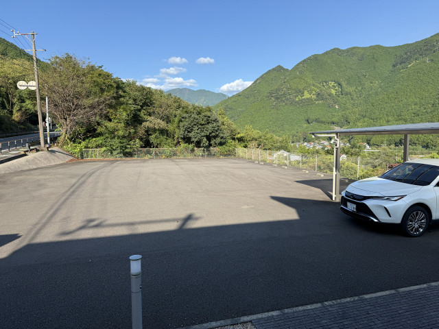 塩谷税理士事務所 駐車場　熊野古道馬越峠登り口すぐの駐車場写真