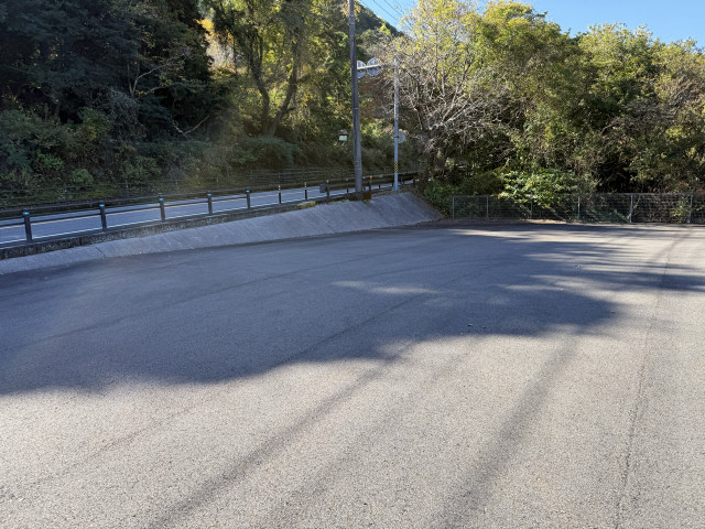 塩谷税理士事務所 駐車場　熊野古道馬越峠登り口すぐの駐車場写真