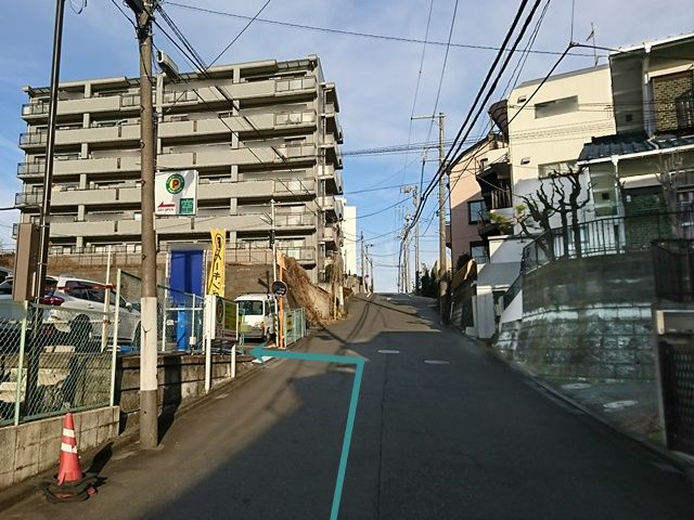 【道順1】市ヶ尾駅前郵便局から厚木街道方面へ「北」に進み、2つ目の角を「右折」して直進していただくと、「左手」に駐車場出入口があります。