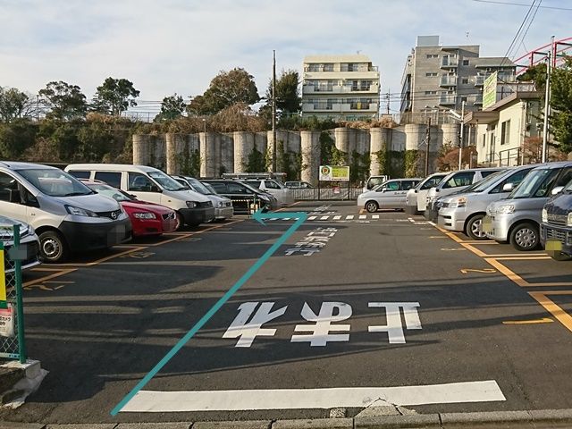 【道順2】駐車場出入口から入ってすぐ「左側」にご利用駐輪場があります。