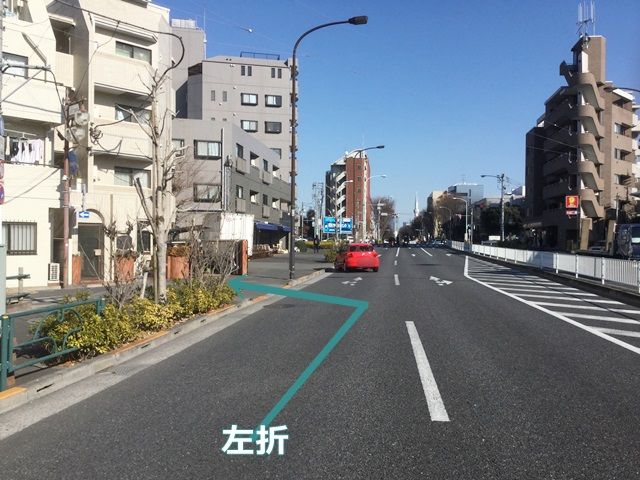 【道順2】100mほど直進し、写真の矢印方向に左折してください。