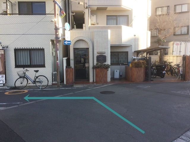 【道順3】左折したすぐの風景です。向かって右側に革製品のお店が見えます。