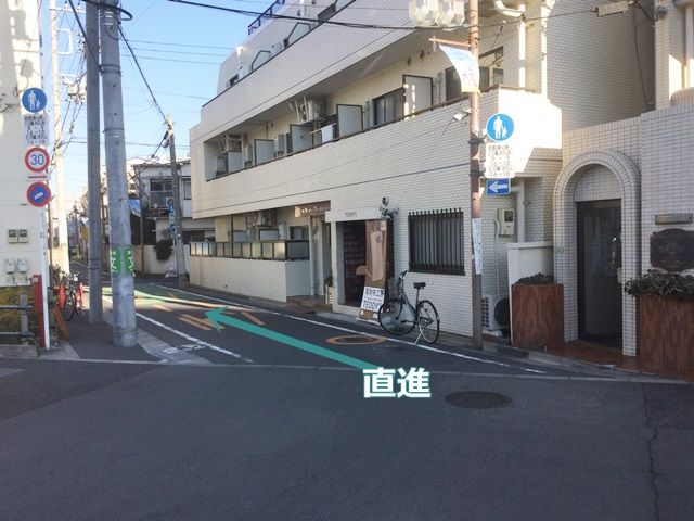 【道順4】向かって革製品のお店を右側に、そのまま直進してください。