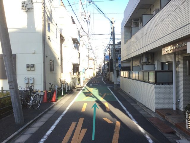 【道順5】直進する際の風景です。道が狭くなっておりますので、十分注意して進入してください。