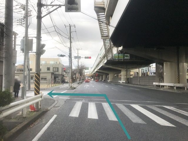 【道順1】産業道路(県道6号線)を多摩川方面へ向かって「北」へと進み、「出来野交番前交差点」を「左折」してください。