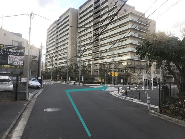 【道順2】左折後、次のY字路を「右折」してください。