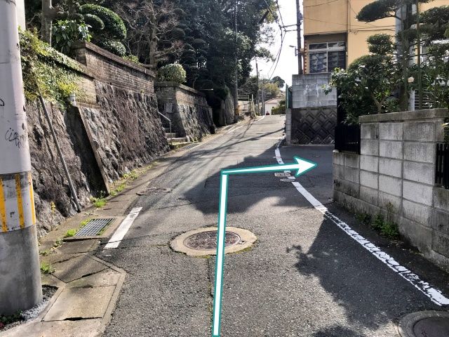 右折すると突き当り右側に駐車場があります