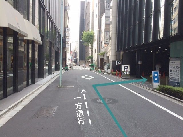 【道順3】こちらが駐車場入り口になりますので、「右折」して駐車場へと進入してください。