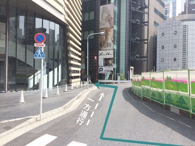 【道順1】晴海通り(都道304号線)を「銀座四丁目交差点」から歌舞伎座方面へ向かって「南東」へと進み、2つ目の道を「左折」後、すぐ「右折」して進み、次の道へ「左折」してください。