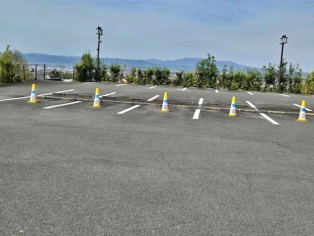 高円高校上 東山墓地近く駐車場（山之辺の道横）の駐車場写真